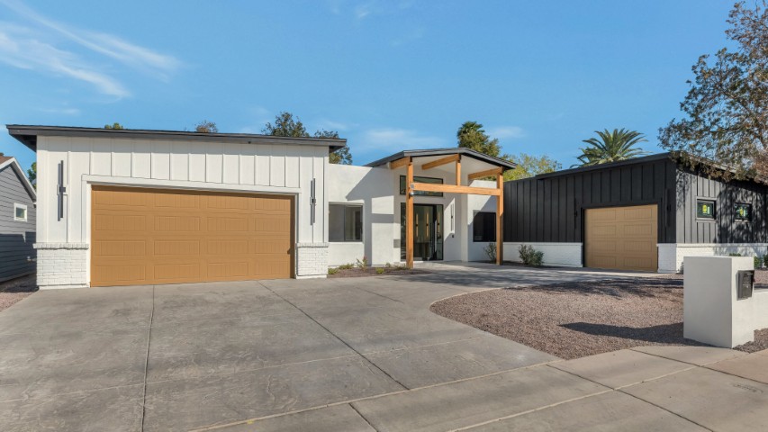 Exterior of custom signature home in Arcadia, Arizona, by Erwin Jaye Luxury Homes.